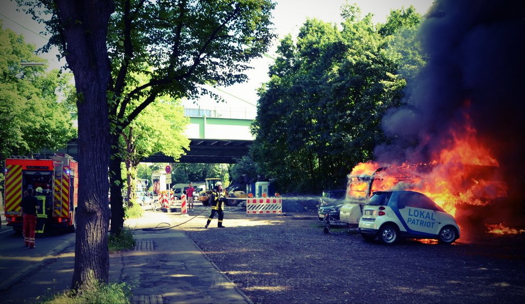Wohnwagenbrand Koeln Rodenkirchen vor der Bruecke P061.JPG